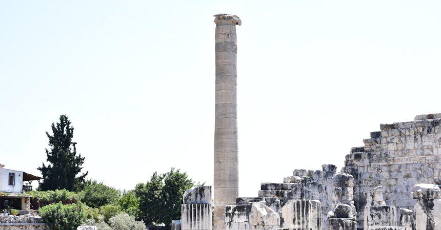 découvrez didyma, un site archéologique fascinant de la grèce antique, célèbre pour son oracle et son sanctuaire dédié à apollon. plongez dans l'histoire et la culture de cette incroyable destination, riche en légendes et en vestiges historiques.
