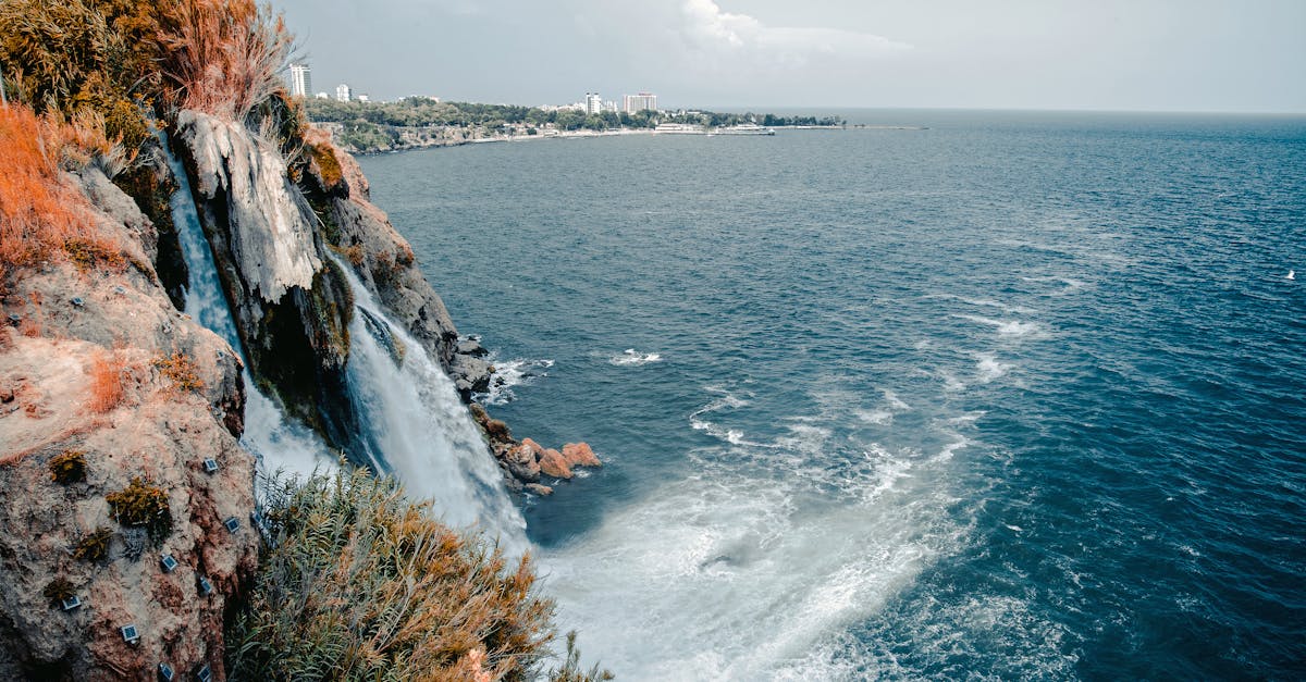 découvrez les magnifiques chutes d'eau de düden, un véritable bijou naturel situé en turquie. admirez le spectacle éblouissant des cascades qui se jettent dans la mer méditerranée et explorez les sentiers paisibles entourés de verdure. un lieu idéal pour les amoureux de la nature et les passionnés de photographie.