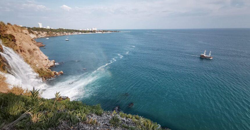 découvrez les magnifiques chutes d'eau de düden, un trésor naturel de la turquie où la beauté des paysages et le murmure apaisant de la cascade créent une expérience inoubliable. parfait pour les amateurs de nature et les aventuriers en quête de sérénité.