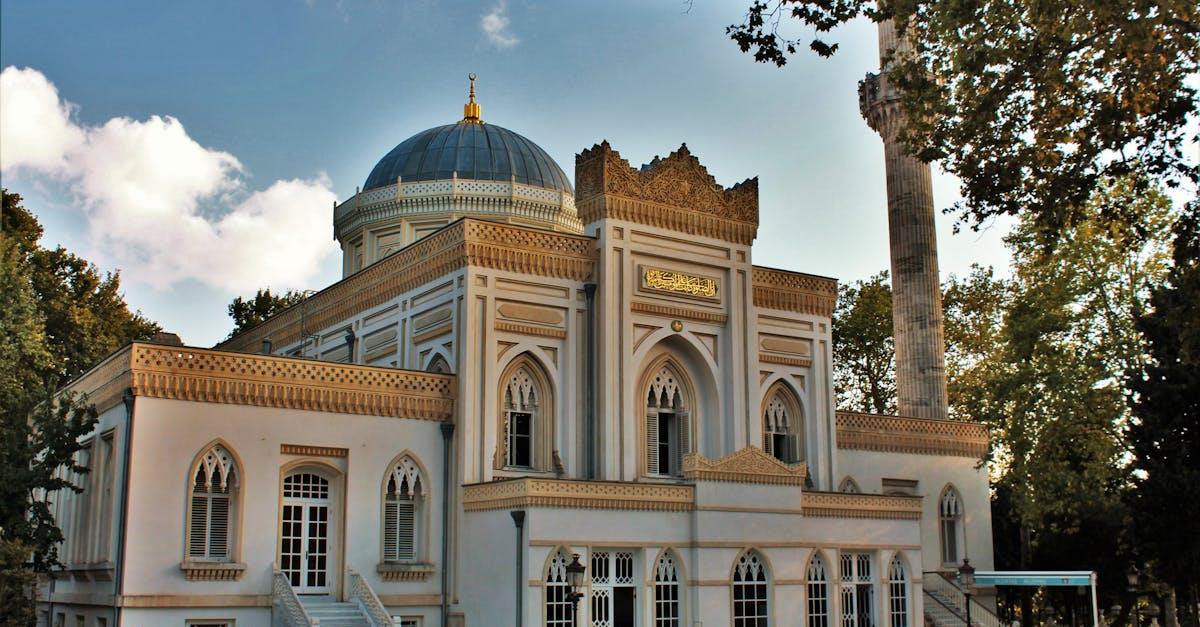 découvrez la majestueuse mosquée de l'émir sultan, un chef-d'œuvre architectural situé à bursa, turquie. admirez ses magnifiques mosaïques, ses grands minarets et son atmosphère paisible, tout en explorant l'histoire fascinante de ce lieu de culte emblématique.