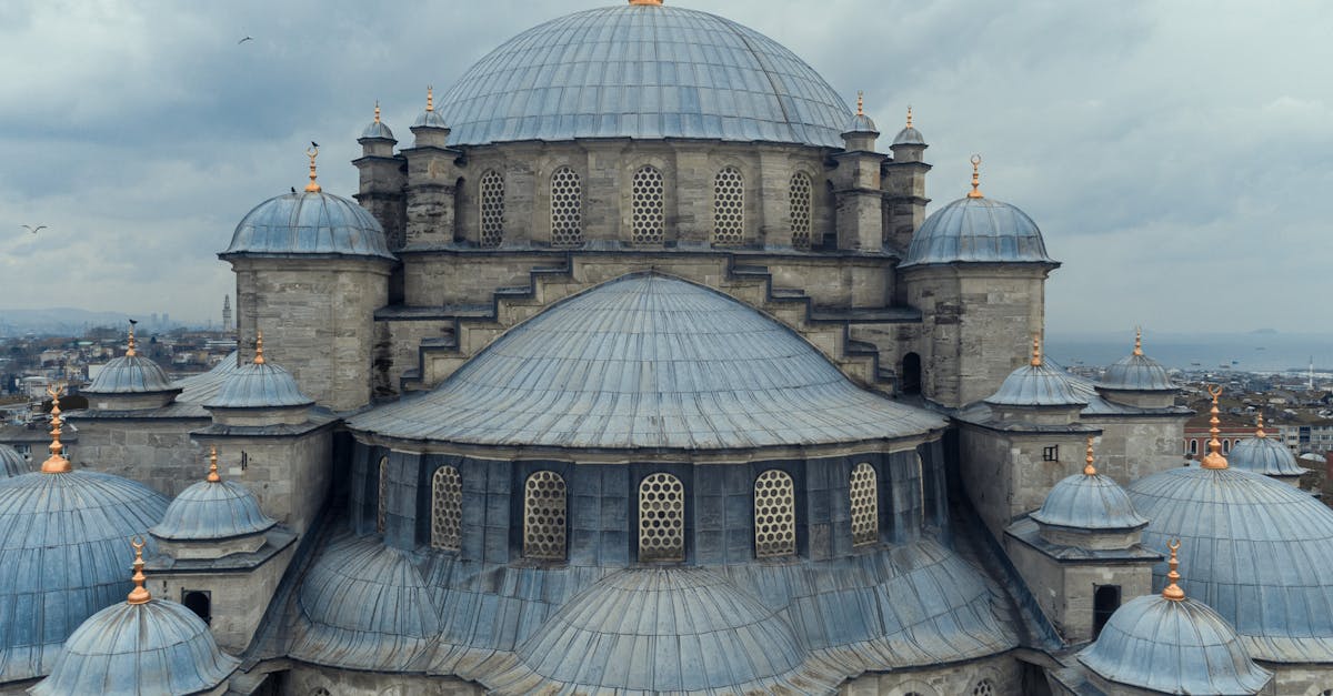 découvrez la majestueuse mosquée émir sultan, un chef-d'œuvre architectural situé à bursa, en turquie. plongez dans l'histoire de ce monument emblématique qui allie harmonieusement l'art ottoman et la spiritualité. explorez son intérieur richement décoré et ses paysages pittoresques, un lieu incontournable pour les visiteurs en quête de tranquillité et de beauté culturelle.