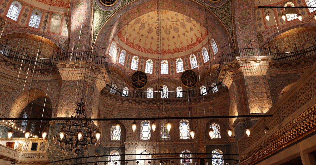 découvrez la majesté de la mosquée eyüp, un joyau architectural d'istanbul, mêlant histoire, spiritualité et beauté. elle est un lieu de pèlerinage important et offre une vue imprenable sur la ville. plongez dans l'atmosphère paisible de ce site emblématique et explorez son riche héritage culturel.