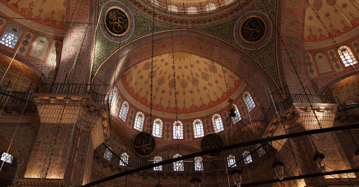 découvrez la mosquée eyüp, un symbole emblématique d'istanbul, riche en histoire et en architecture, offrant un cadre paisible pour la prière et la réflexion.