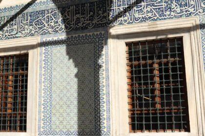 découvrez la mosquée eyüp, un joyau historique d'istanbul, réputée pour son architecture impressionnante et son ambiance spirituelle. explorez ce lieu de culte emblématique, qui attire des milliers de visiteurs chaque année grâce à son riche héritage culturel et ses magnifiques jardins.