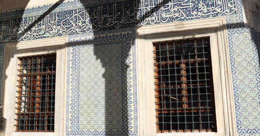 découvrez la mosquée eyüp, un joyau historique d'istanbul, réputée pour son architecture impressionnante et son ambiance spirituelle. explorez ce lieu de culte emblématique, qui attire des milliers de visiteurs chaque année grâce à son riche héritage culturel et ses magnifiques jardins.