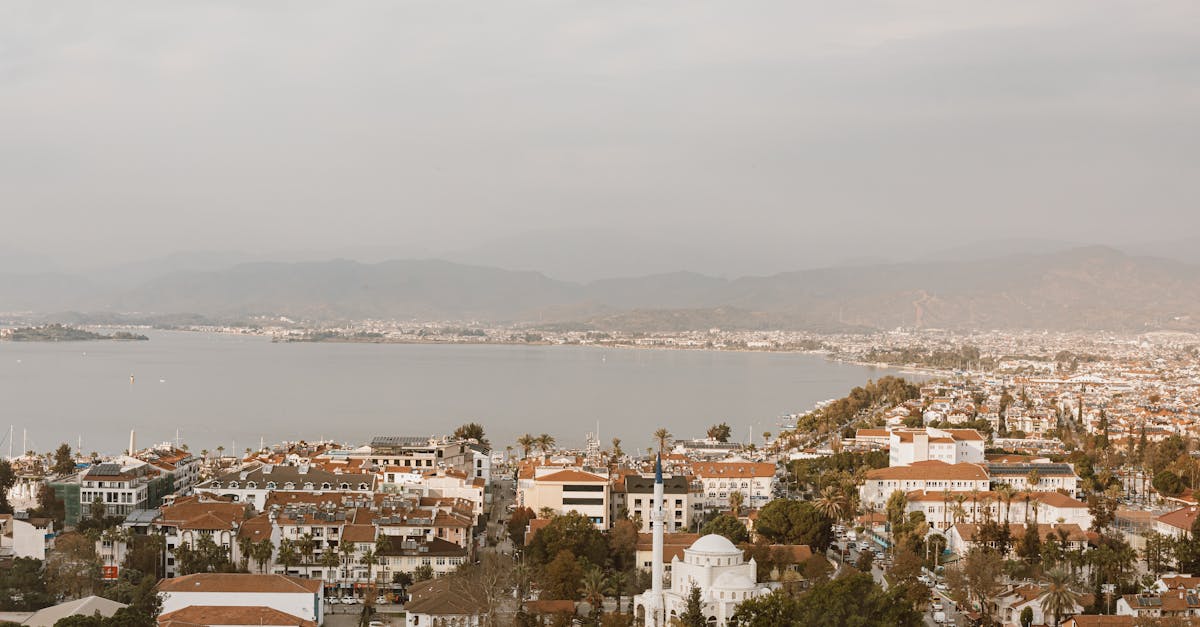 découvrez fethiye, une charmante ville côtière de la turquie, réputée pour ses magnifiques plages, sa nature vierge et son riche patrimoine historique. profitez d'activités nautiques, explorez les sites antiques et savourez la délicieuse cuisine locale dans ce véritable joyau méditerranéen.