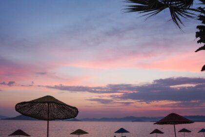 découvrez fethiye, une destination balnéaire envoûtante en turquie, connue pour ses magnifiques plages, ses paysages pittoresques, et ses sites historiques fascinants. explorez les rues animées, savourez la délicieuse cuisine locale, et profitez d'activités nautiques inoubliables.