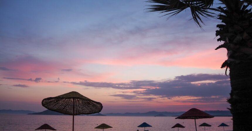 découvrez fethiye, une destination balnéaire envoûtante en turquie, connue pour ses magnifiques plages, ses paysages pittoresques, et ses sites historiques fascinants. explorez les rues animées, savourez la délicieuse cuisine locale, et profitez d'activités nautiques inoubliables.