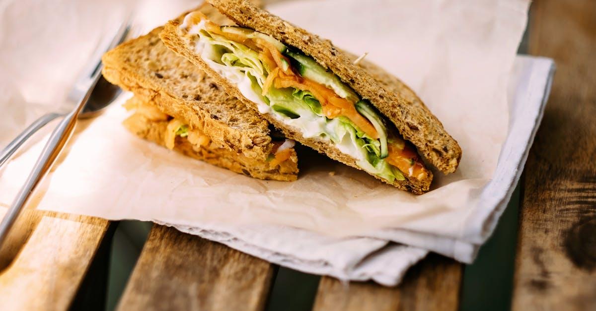 découvrez notre savoureux sandwich au poisson, préparé avec du poisson frais et des ingrédients de qualité. parfait pour un déjeuner léger ou un dîner savoureux, il saura ravir vos papilles avec ses saveurs marines délicates.