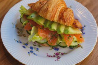 découvrez notre délicieux sandwich de poisson, un mélange parfait de saveurs maritimes et d'ingrédients frais. savourez une bouchée de ce délice croustillant, idéal pour les amateurs de fruits de mer en quête d'une expérience gustative unique !