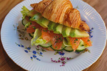 découvrez notre délicieux sandwich de poisson, un mélange parfait de saveurs maritimes et d'ingrédients frais. savourez une bouchée de ce délice croustillant, idéal pour les amateurs de fruits de mer en quête d'une expérience gustative unique !
