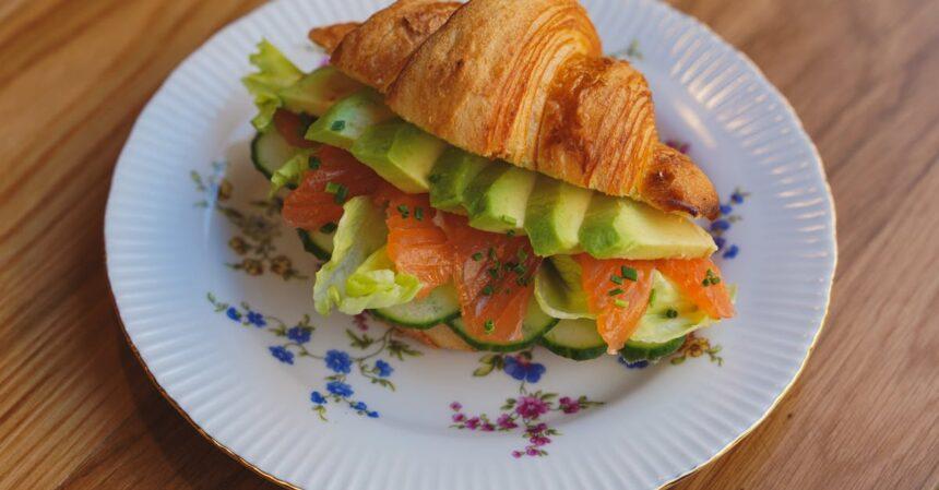 découvrez notre délicieux sandwich de poisson, un mélange parfait de saveurs maritimes et d'ingrédients frais. savourez une bouchée de ce délice croustillant, idéal pour les amateurs de fruits de mer en quête d'une expérience gustative unique !