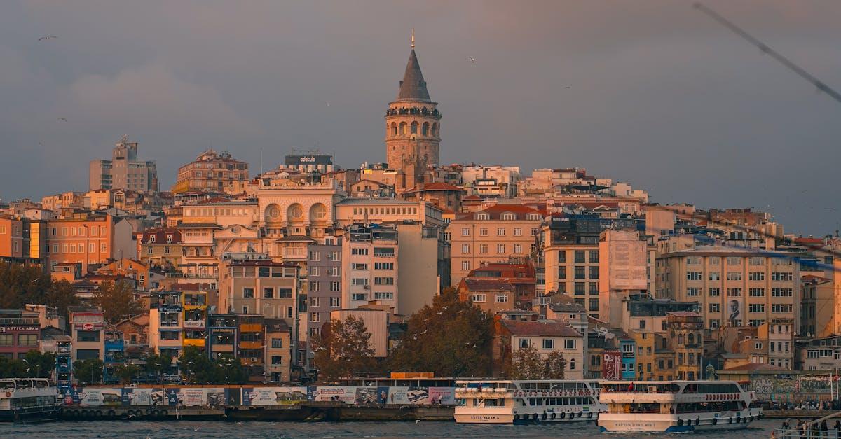 découvrez la majestueuse tour de galata, symbole emblématique d'istanbul. cette tour médiévale offre une vue panoramique imprenable sur la ville et le bosphore, tout en plongeant les visiteurs dans l'histoire fascinante de la région. ne manquez pas votre chance d'explorer cet incontournable de la culture turque.