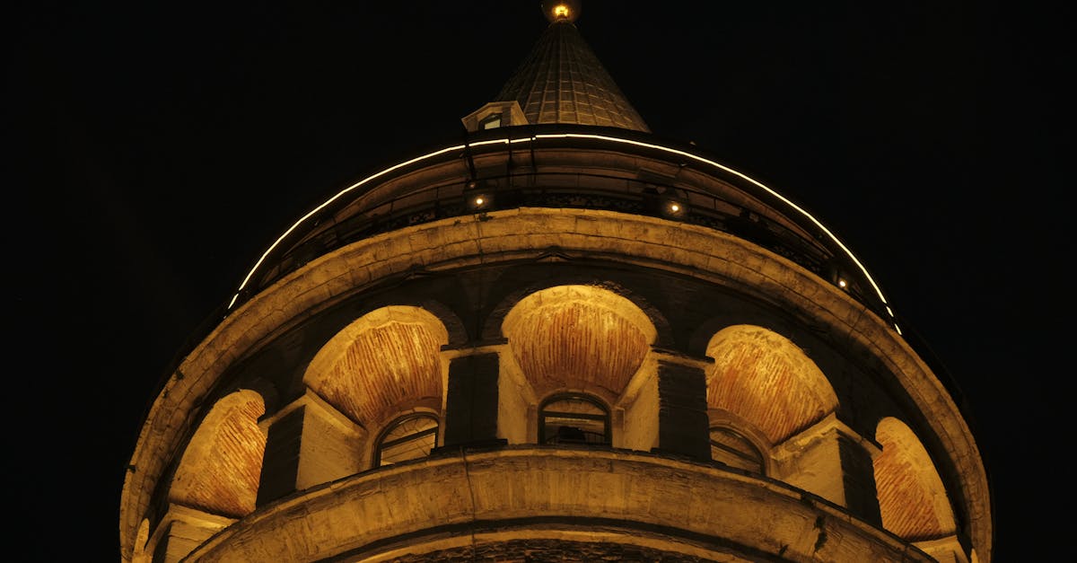 découvrez la tour de galata, un emblème historique d'istanbul. dominant la ville de son sommet, elle offre une vue imprenable sur le bosphore et la vieille ville. plongez dans l'histoire médiévale et admirez l'architecture fascinante de ce monument incontournable.