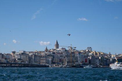 découvrez la tour de galata, un emblème historique d'istanbul offrant des vues panoramiques imprenables sur la ville. plongez dans l'histoire et explorez ce monument fascinant, symbole de la richesse culturelle de la turquie.