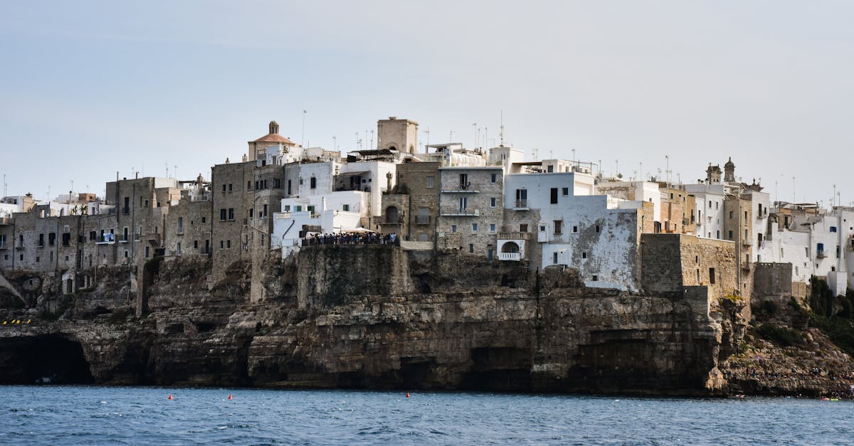 découvrez gallipoli, une ville historique au charme méditerranéen, célèbre pour ses superbes plages, son patrimoine culturel riche et son rôle emblématique durant la première guerre mondiale. partez à la rencontre de ses ruelles pittoresques et de ses délicieuses spécialités culinaires.