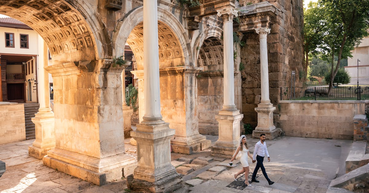 découvrez la majestueuse porte d'hadrien, un monument emblématique de l'antiquité situé à antalya, en turquie. plongez dans l'histoire et l'architecture fascinante de cette structure impressionnante, témoignage du règne de l'empereur romain hadrien, et laissez-vous charmer par son décor somptueux.