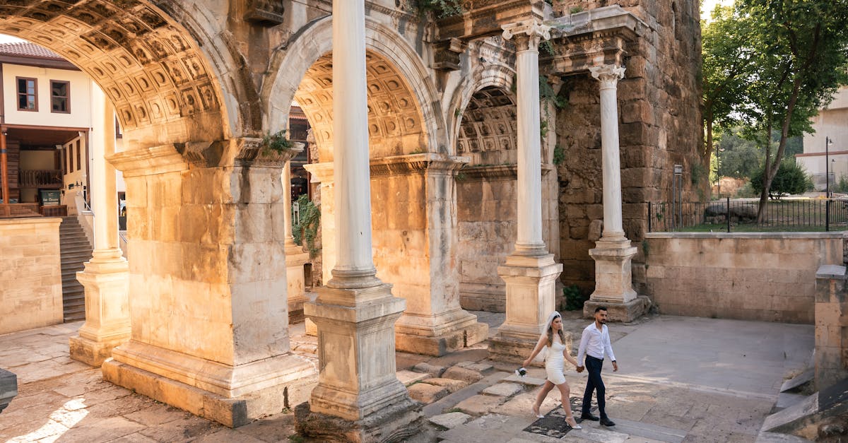découvrez la majestueuse porte d'hadrien, un monument emblématique de l'antiquité situé à antalya, en turquie. plongez dans l'histoire fascinante de cette structure monumentale construite en l'honneur de l'empereur romain hadrien, et explorez son architecture impressionnante et son importance culturelle.
