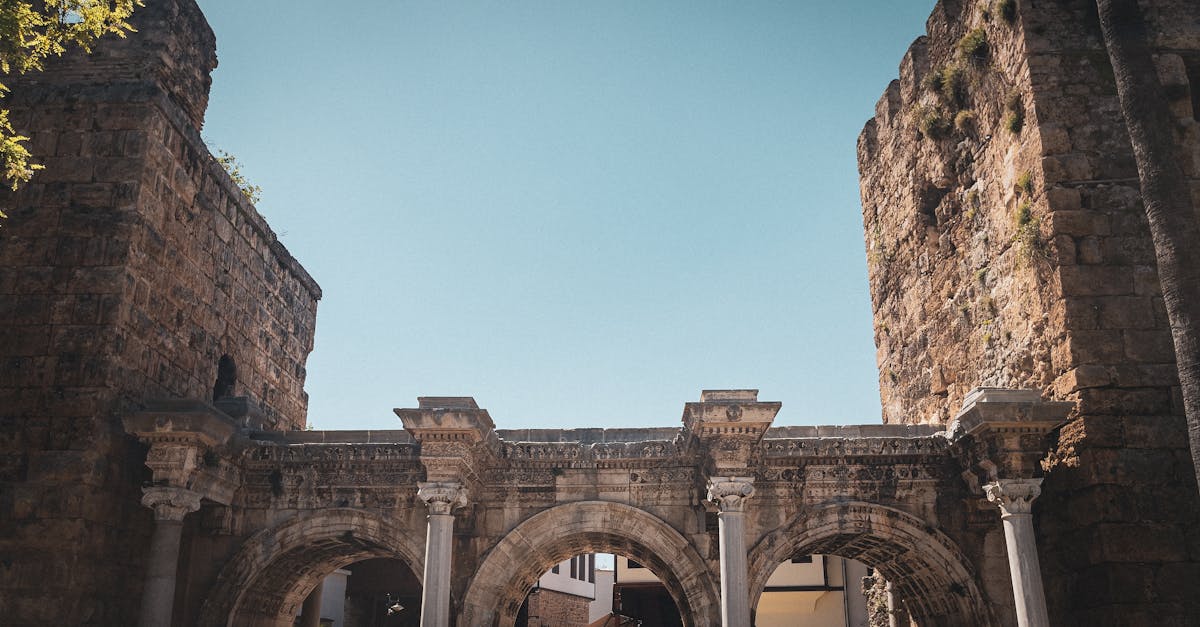 découvrez la majestueuse porte d'hadrien, un symbole emblématique de l'antiquité située à antalya, en turquie. plongez dans l'histoire fascinante de cet édifice romain majestueux, admirez son architecture impressionnante et explorez les trésors culturels des environs.