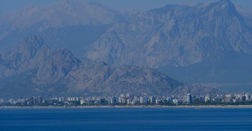 découvrez la majestueuse porte d'hadrien, emblème de l'antiquité romaine situé à antalya. plongez dans l'histoire fascinante de cet impressionnant monument, ses détails architecturaux et son importance historique à travers les âges.