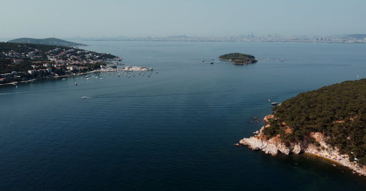 découvrez heybeliada, l'une des îles des princes en turquie, célèbre pour sa nature préservée, ses plages idylliques et son ambiance paisible. explorez ses ruelles pittoresques, savourez la cuisine locale et profitez d'activités en plein air dans un cadre enchanteur.