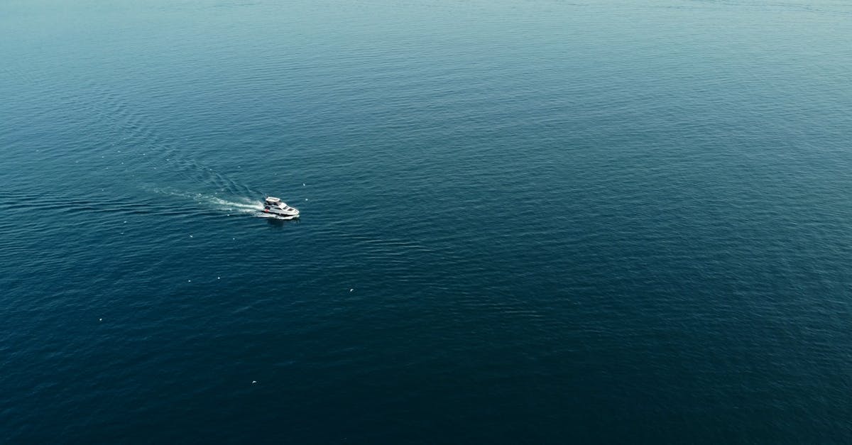 découvrez heybeliada, l'une des îles des princes en turquie, célèbre pour ses paysages pittoresques, ses plages idylliques et son atmosphère paisible. profitez des balades à vélo, des promenades en bord de mer et des restaurants typiques qui font de cette destination un havre de paix à seulement quelques heures d'istanbul.