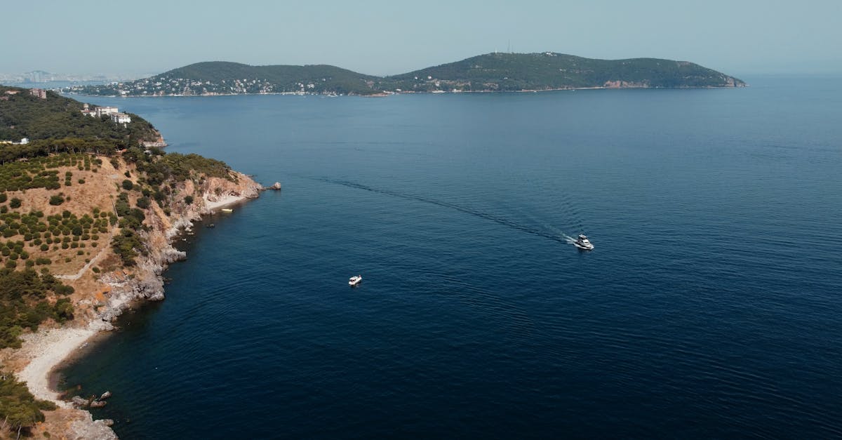 découvrez heybeliada, l'une des îles des princes en turquie, célèbre pour ses paysages pittoresques, ses plages tranquilles et son riche patrimoine culturel. partez à l'aventure et explorez ses charmantes ruelles, ses maisons historiques et laissez-vous séduire par la beauté naturelle de cette île paisible.