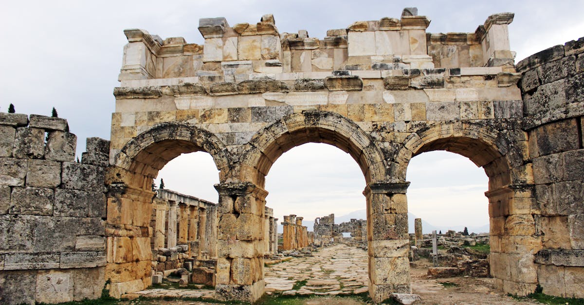 découvrez hierapolis, une ancienne ville thermale de turquie, célèbre pour ses sources chaudes, ses ruines bien préservées et son patrimoine historique fascinant. plongez dans l'histoire et la beauté naturelle de ce site classé au patrimoine mondial de l'unesco.