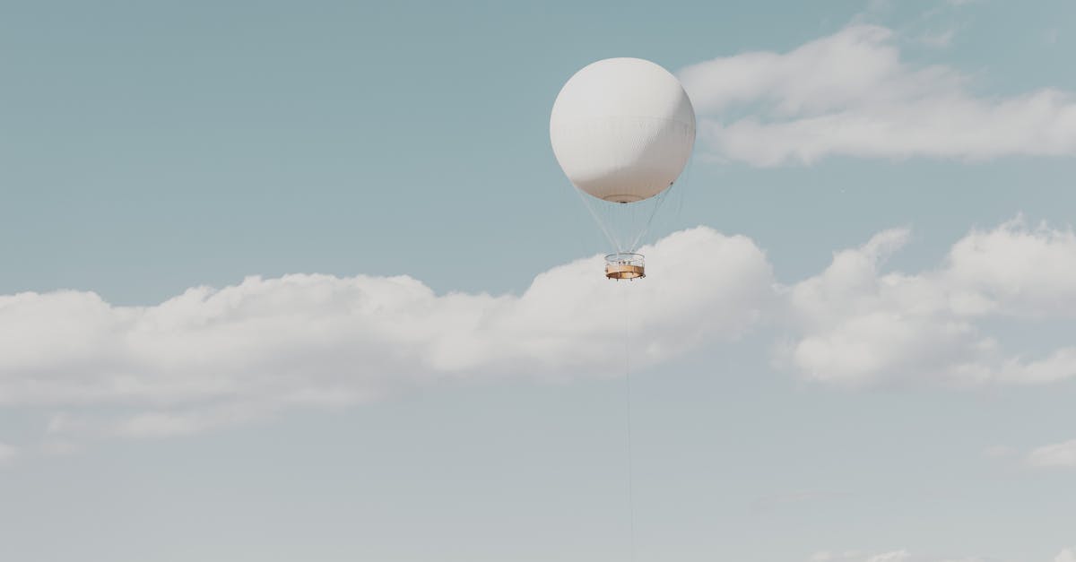 découvrez l'expérience magique de l'atterrissage en montgolfière, où vous survolez des paysages à couper le souffle avant de toucher terre en douceur. vivez une aventure inoubliable et profitez pleinement de la beauté du ciel et de la nature.