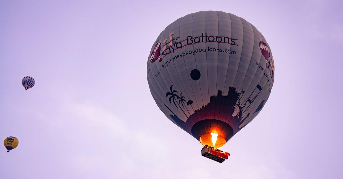 découvrez l'envoûtante expérience des atterrissages en montgolfière, où l'adrénaline rencontre la sérénité. assistez à la danse majestueuse des ballons au sol et vivez des moments inoubliables lors de cette aventure aérienne.