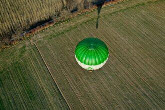 découvrez l'excitation d'un atterrissage en montgolfière ! vivez une expérience unique en survolant des paysages magnifiques, suivi d'un atterrissage doux et mémorable. préparez-vous à des vues à couper le souffle et des moments inoubliables.