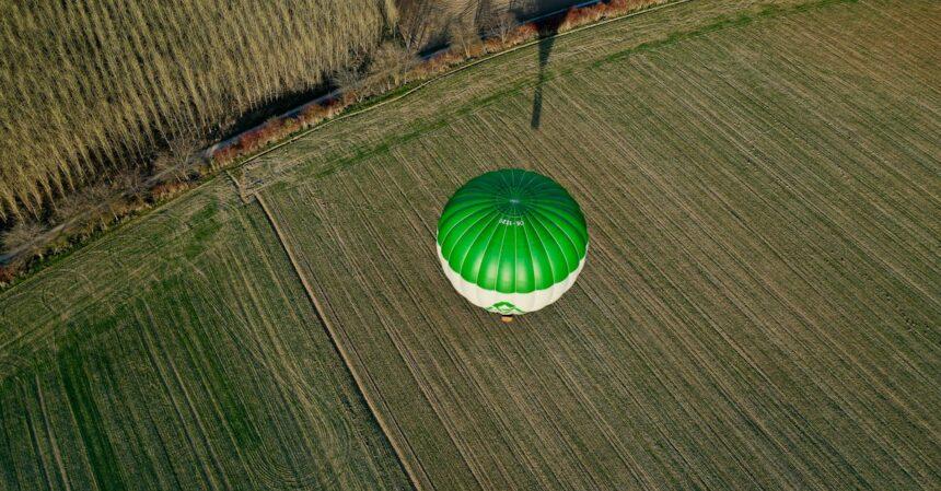 découvrez l'excitation d'un atterrissage en montgolfière ! vivez une expérience unique en survolant des paysages magnifiques, suivi d'un atterrissage doux et mémorable. préparez-vous à des vues à couper le souffle et des moments inoubliables.