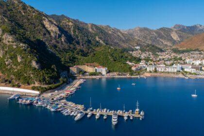 découvrez icmeler, une charmante station balnéaire en turquie, réputée pour ses plages de sable doré, ses eaux cristallines et son ambiance paisible. profitez d'activités nautiques, de délicieuses gastronomie locale et d'une nature époustouflante. icmeler est la destination idéale pour des vacances reposantes.