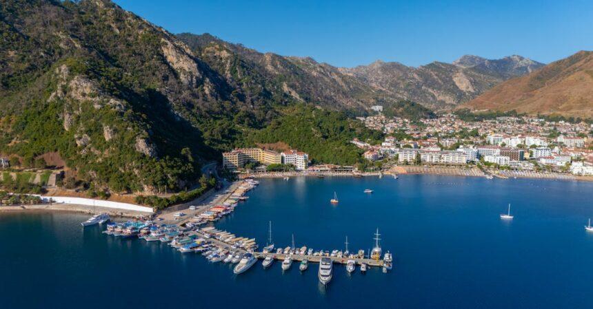 découvrez icmeler, une charmante station balnéaire en turquie, réputée pour ses plages de sable doré, ses eaux cristallines et son ambiance paisible. profitez d'activités nautiques, de délicieuses gastronomie locale et d'une nature époustouflante. icmeler est la destination idéale pour des vacances reposantes.