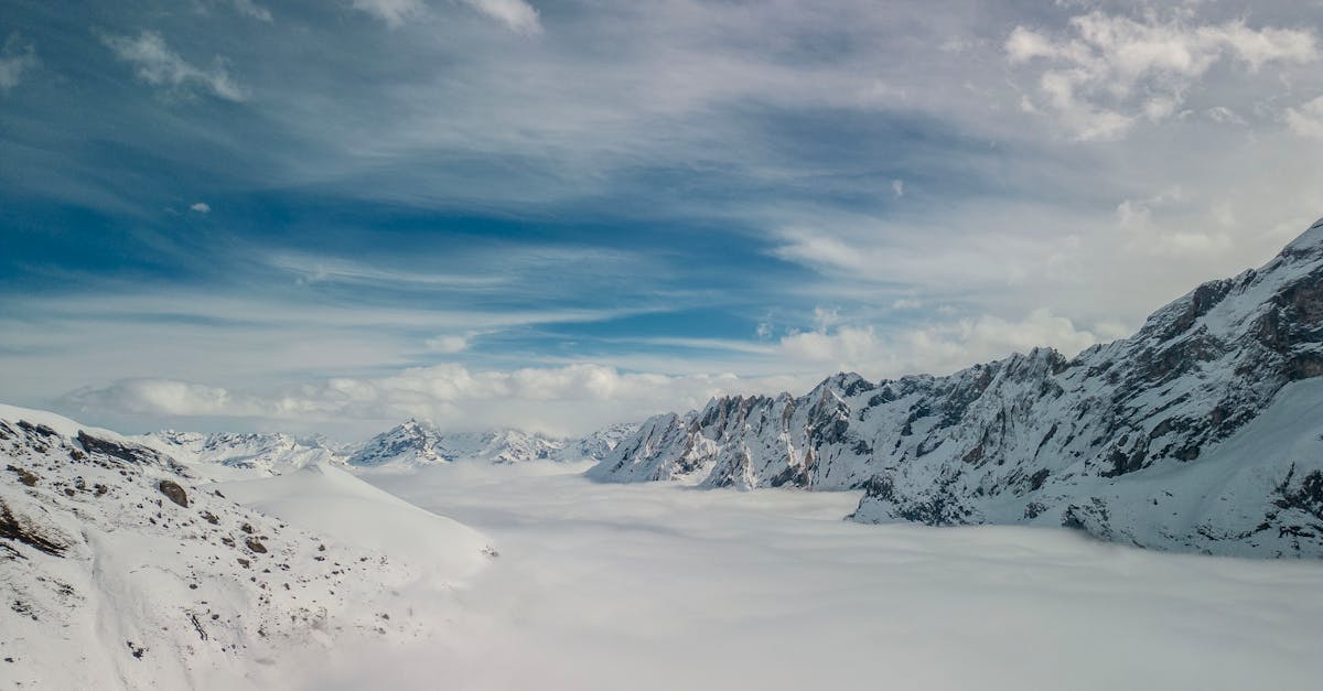 découvrez la vallée d'ihlara, un joyau naturel en turquie, célèbre pour ses paysages spectaculaires, ses formations rocheuses impressionnantes et ses anciennes églises rupestres. un lieu idéal pour les randonneurs et les amateurs d'histoire, où chaque pas révèle la richesse culturelle et la beauté sauvage de cette région unique.