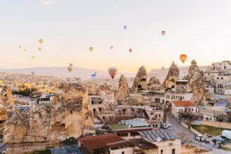 découvrez la vallée d'ihlara, un joyau naturel au cœur de la turquie, réputé pour ses paysages époustouflants, ses formations rocheuses uniques et ses sentiers de randonnée pittoresques. explorez les anciennes églises rupestres ornées de fresques et plongez dans l'histoire fascinante de cette destination incontournable.