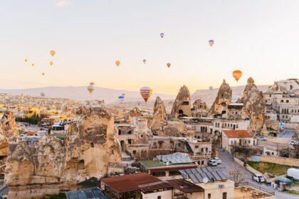 découvrez la vallée d'ihlara, un joyau naturel au cœur de la turquie, réputé pour ses paysages époustouflants, ses formations rocheuses uniques et ses sentiers de randonnée pittoresques. explorez les anciennes églises rupestres ornées de fresques et plongez dans l'histoire fascinante de cette destination incontournable.