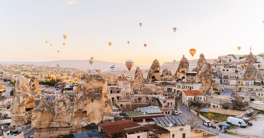 découvrez la vallée d'ihlara, un joyau naturel au cœur de la turquie, réputé pour ses paysages époustouflants, ses formations rocheuses uniques et ses sentiers de randonnée pittoresques. explorez les anciennes églises rupestres ornées de fresques et plongez dans l'histoire fascinante de cette destination incontournable.
