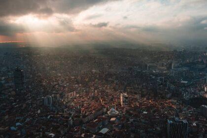 découvrez istanbul, la ville fascinante où l'orient rencontre l'occident. explorez ses richesses historiques, ses palais majestueux, ses mosquées emblématiques et ses marchés animés. plongez dans la culture turque tout en savourant des délices culinaires uniques au cœur de cette métropole dynamique.
