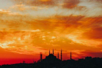 découvrez istanbul, la ville où l'orient rencontre l'occident. explorez ses richesses culturelles, ses monuments historiques, et sa gastronomie délicieuse. une destination incontournable qui vous émerveillera à chaque coin de rue.