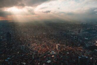 découvrez istanbul, une ville fascinante où l'histoire rencontre la modernité. explorez ses monuments emblématiques, ses marchés colorés et sa délicieuse cuisine qui ravira vos papilles. vivez une expérience unique au carrefour de cultures et de traditions.