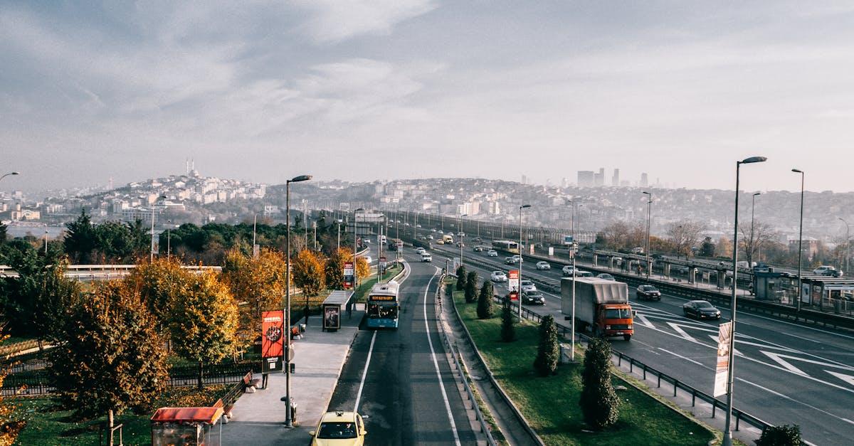 découvrez le terminal de bus d'istanbul, un point de départ idéal pour explorer cette ville fascinante. profitez de ses services modernes, de ses liaisons pratiques vers diverses destinations et d'une atmosphère animée, tout en admirant l'architecture unique qui reflète la culture riche d'istanbul.