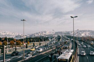 découvrez le terminal de bus d'istanbul, un point de départ essentiel pour explorer cette ville fascinante. avec des services modernes, des liaisons vers diverses destinations et des commodités pour les voyageurs, cet endroit vibrant est le carrefour des aventures turques. planifiez votre voyage dès maintenant !