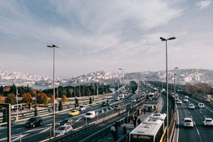 découvrez le terminal de bus d'istanbul, un point de départ essentiel pour explorer cette ville fascinante. avec des services modernes, des liaisons vers diverses destinations et des commodités pour les voyageurs, cet endroit vibrant est le carrefour des aventures turques. planifiez votre voyage dès maintenant !