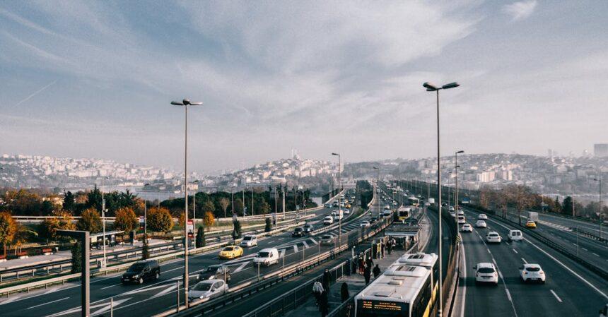 découvrez le terminal de bus d'istanbul, un point de départ essentiel pour explorer cette ville fascinante. avec des services modernes, des liaisons vers diverses destinations et des commodités pour les voyageurs, cet endroit vibrant est le carrefour des aventures turques. planifiez votre voyage dès maintenant !