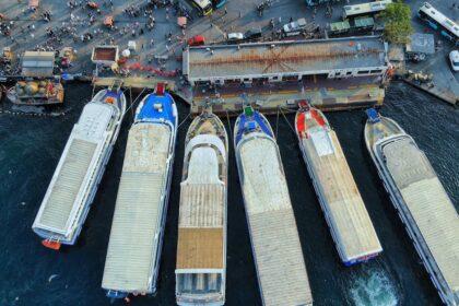 découvrez les ferries d'istanbul, une manière unique de traverser le bosphore et d'admirer le panorama de la ville. profitez d'une expérience inoubliable entre les rives asiatique et européenne tout en savourant la beauté et la culture d'istanbul.