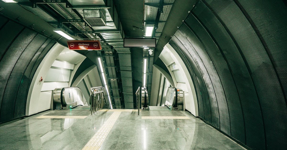 découvrez le mystérieux tunnel d'istanbul, une prouesse architecturale révélant l'histoire fascinante de la ville. plongez dans ses profondeurs et explorez les secrets enfouis sous les rues animées d'istanbul, mêlant traditions anciennes et modernité.