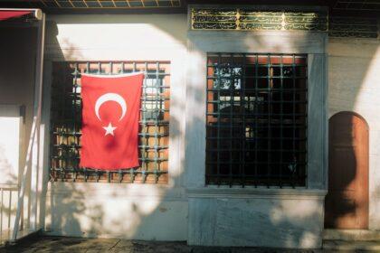 découvrez le fascinant tunnel d'istanbul, une œuvre d'ingénierie historique reliant les rives du bosphore. explorez son architecture unique, son histoire riche et son rôle dans le développement urbain d'istanbul. un incontournable pour les passionnés d'histoire et d'urbanisme.