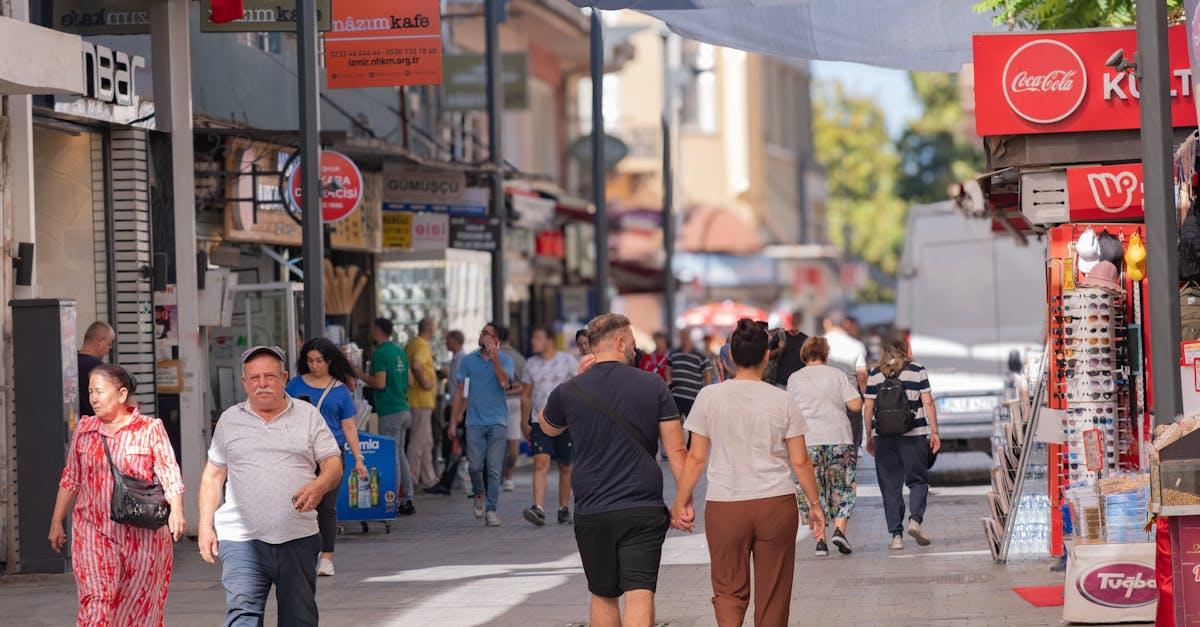 découvrez le bazar d'izmir, un marché vibrant où se mêlent couleurs, parfums et traditions. flânez parmi les échoppes proposant épices, artisanat local et délices turcs, tout en vous imprégnant de l'atmosphère chaleureuse de cette ville emblématique.