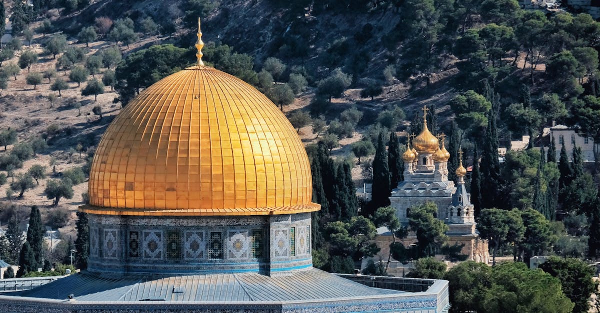découvrez les sites juifs incontournables à travers le monde : synagogues, musées, cimetières et lieux de mémoire qui racontent l'histoire et la culture du peuple juif. explorez ces destinations riches en patrimoine et en spiritualité.